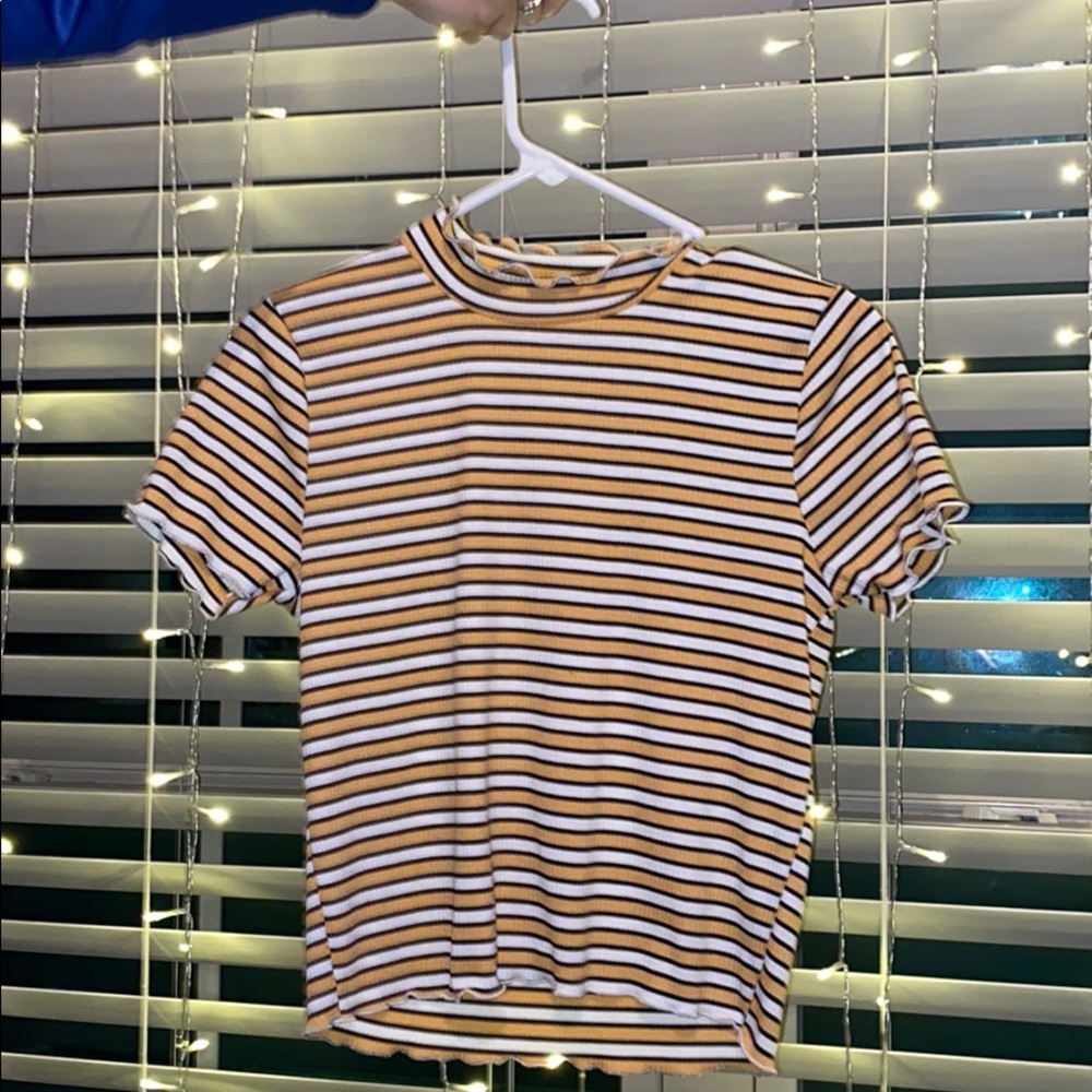 Simple and cute semi crop top